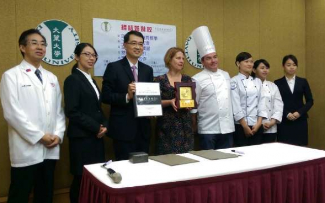 法國「餐飲界哈佛」　與大葉大學交流甜點製作圖