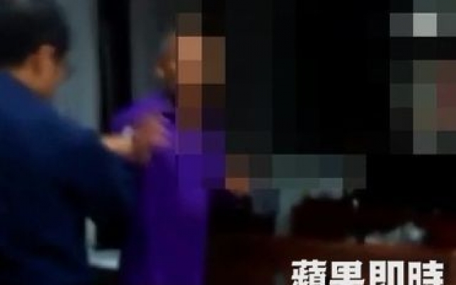 蹺課遭父當街拳頭爆打　少年大哭！路人施援手報警圖