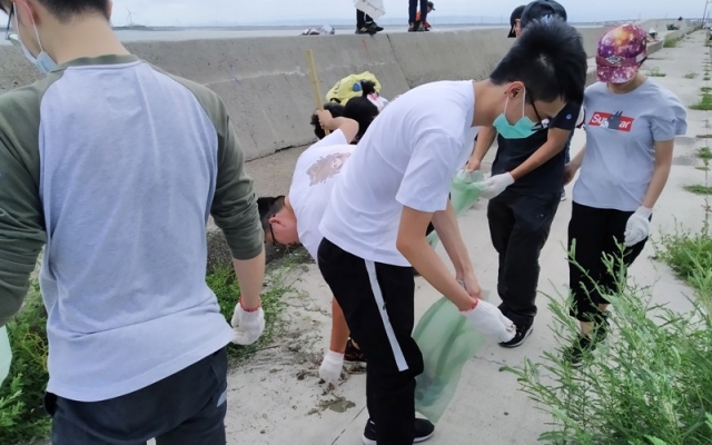 動手做環保為地球環境盡一份心力！大葉大學學生到彰濱淨灘圖