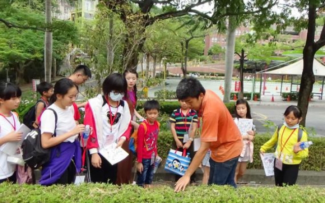 大葉青年志工前進村東國小 協助新二代學華語文圖