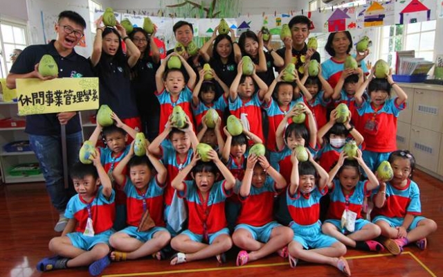 大葉休閒系學生帶大村幼兒園小朋友體驗中秋圖