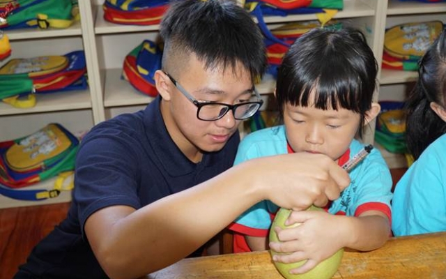 大葉休閒系學生帶大村幼兒園小朋友體驗中秋圖