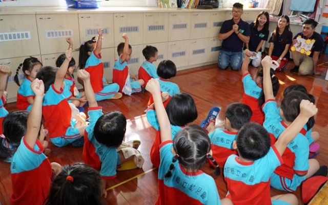 大葉休閒系學生帶大村幼兒園小朋友體驗中秋圖