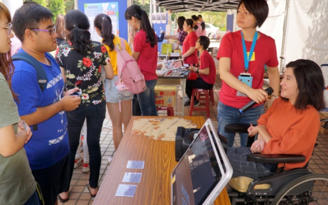 大葉大學生命教育活動 學生體驗墓誌銘認識死亡議題圖